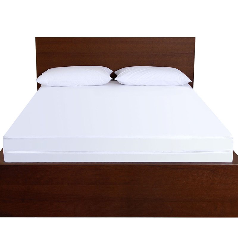 Premium white 3D fitted waterproof mattress protector with full-skirt deep-pocket coverage on a modern hotel bed
