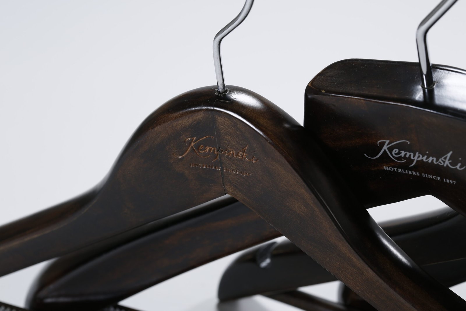 Premium Wardrobe Upgrades: Custom Hotel Hangers Wholesale Sourcing - Image 7