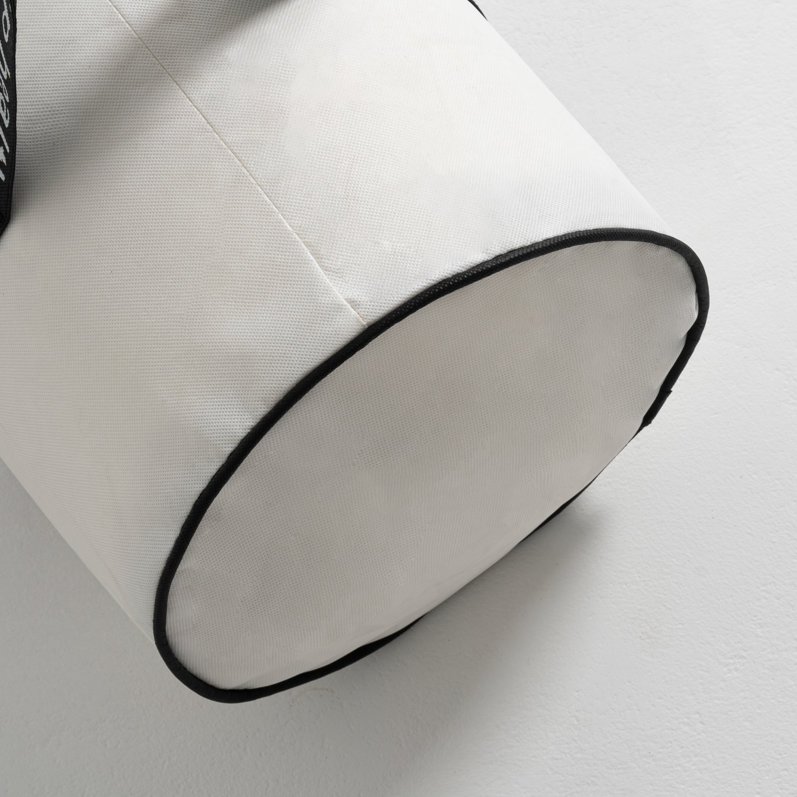 Clean Bedding Presentation: Custom Wholesale Zipper Round Non Woven White Bag - Image 9