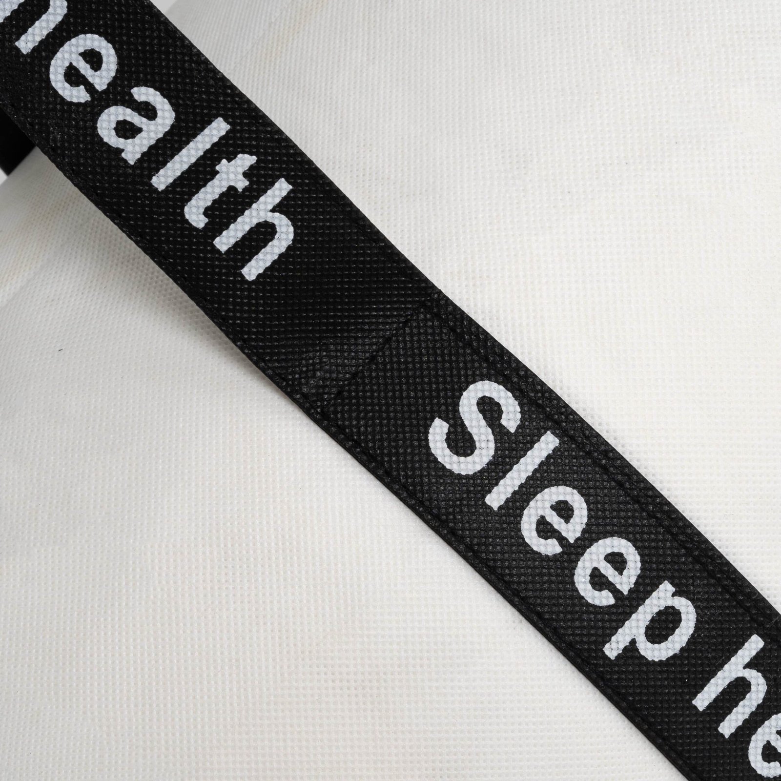 Clean Bedding Presentation: Custom Wholesale Zipper Round Non Woven White Bag - Image 8
