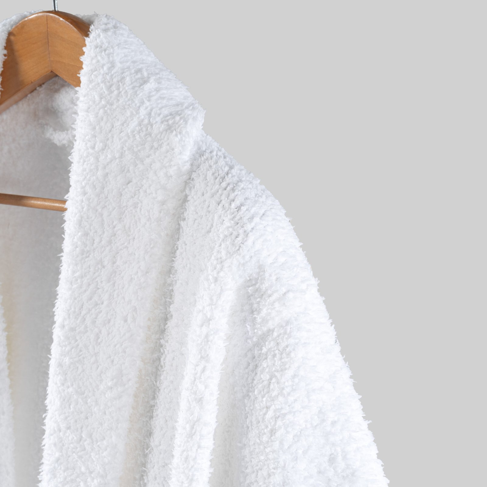 Cloud-Like Comfort: Custom Wholesale Feather Fleece Hotel Bathrobe - Image 7