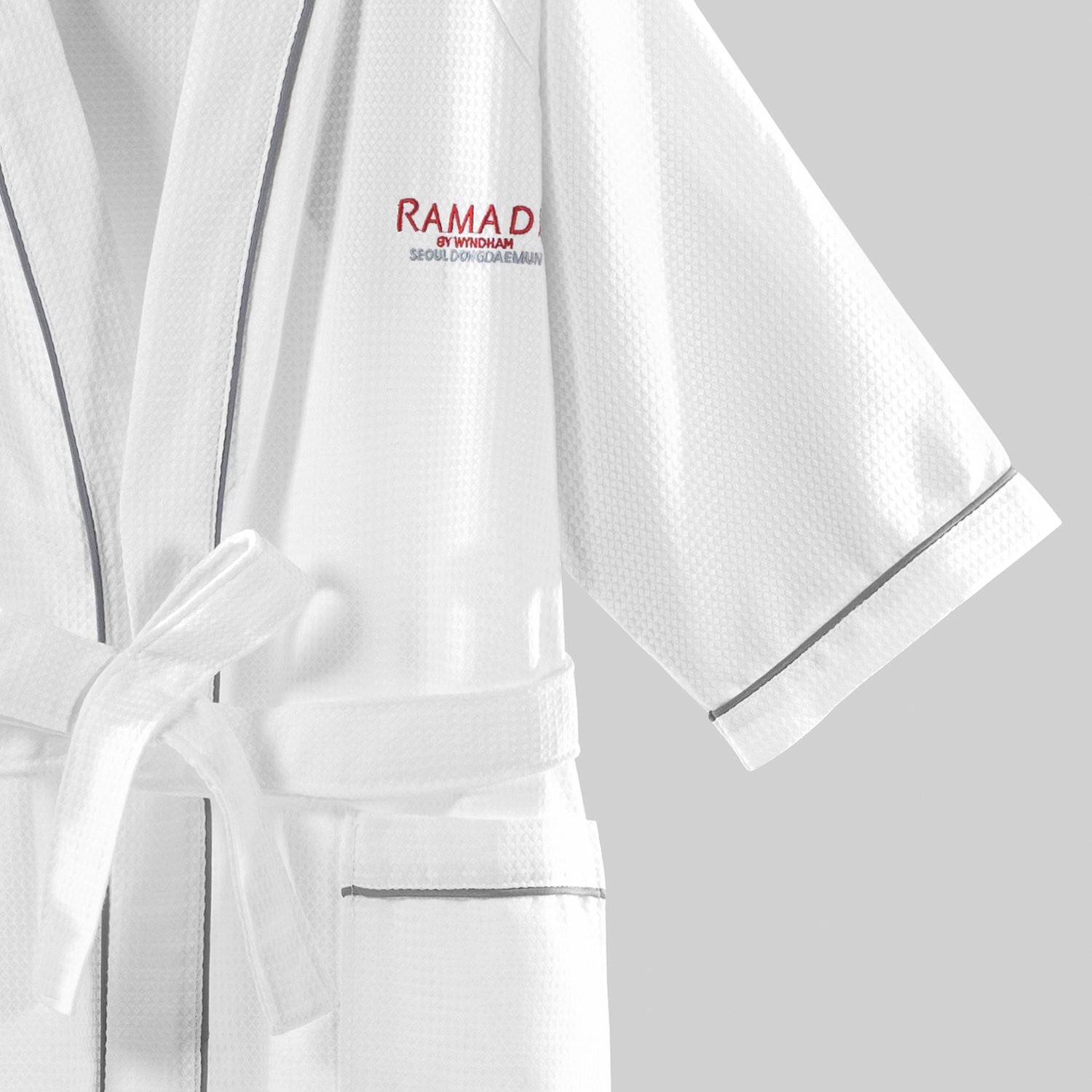 Breathable Sophistication: Custom Wholesale Waffle Weave Hotel Bathrobe - Image 4