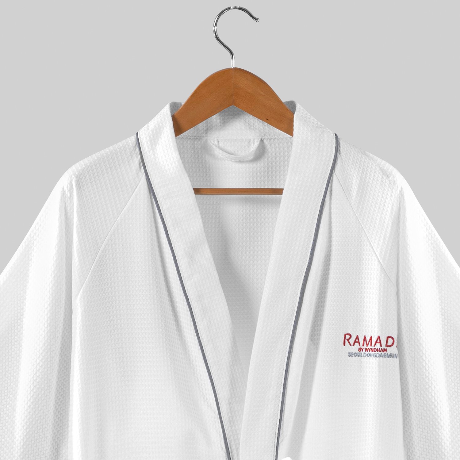 Breathable Sophistication: Custom Wholesale Waffle Weave Hotel Bathrobe - Image 2